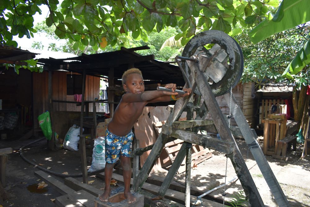 Ancient Technology Motivates Local to Build Water Well Pulley