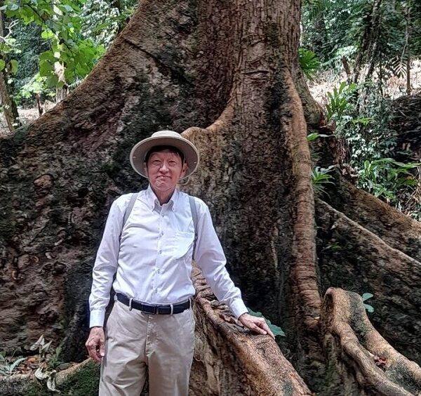 Ambassador Shows Appreciation of Botanical Garden