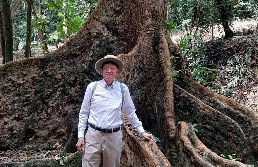 Ambassador Shows Appreciation of Botanical Garden